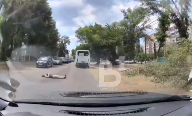 На видео попала загорающая женщина посреди проезжей части в Воронеже