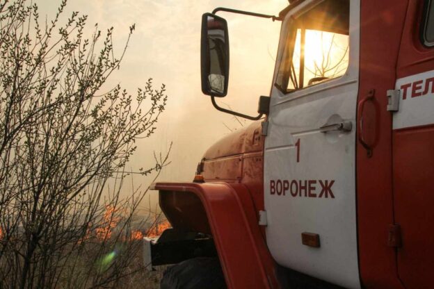 Пожар на складе после падения обломков БПЛА потушили в Воронежской области