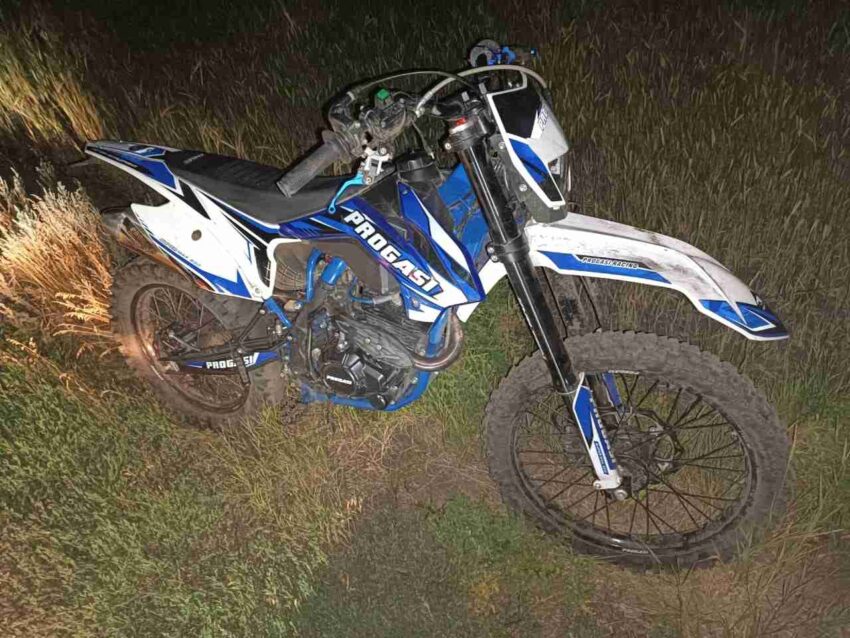 Угодивший в придорожный овраг мотоциклист попал в больницу в Воронежской области