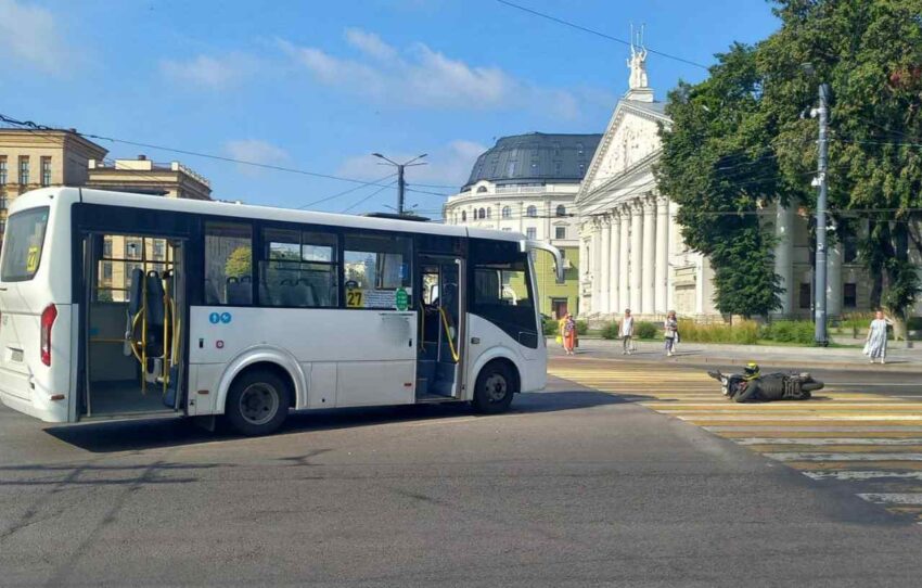 Мотоцикл и пассажирский автобус столкнулись в центре Воронежа
