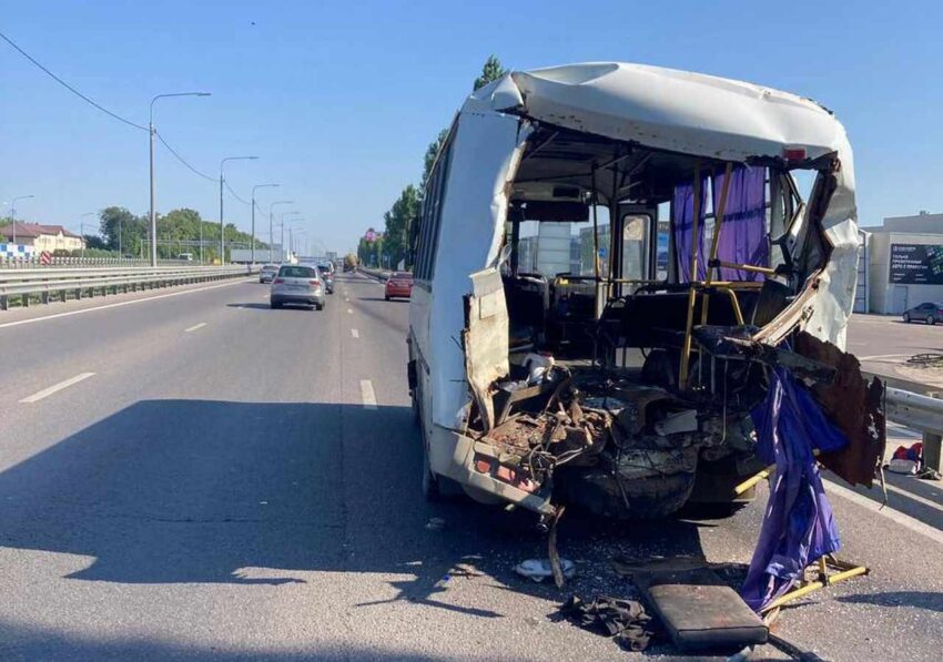 Девять человек пострадали после столкновения грузовика с автобусом под Воронежем