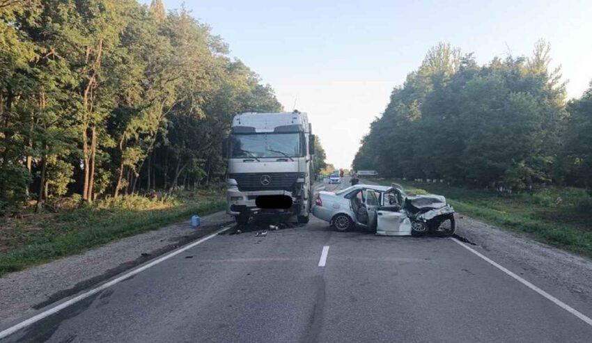 Женщина погибла в столкновении легковушки и грузовика в Воронежской области