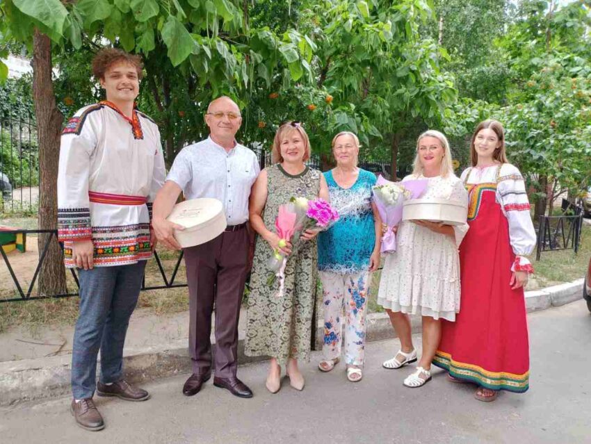В Воронеже при содействии «Единой России» проходит праздничная акция ко Дню семьи, любви и верности