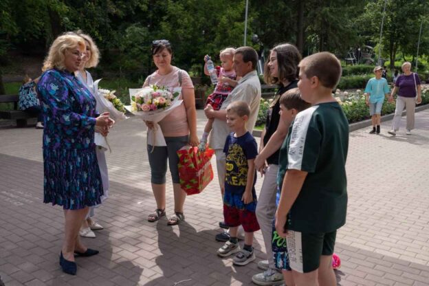 «Единая Россия» поздравила многодетные семьи с Днем семьи, любви и верности