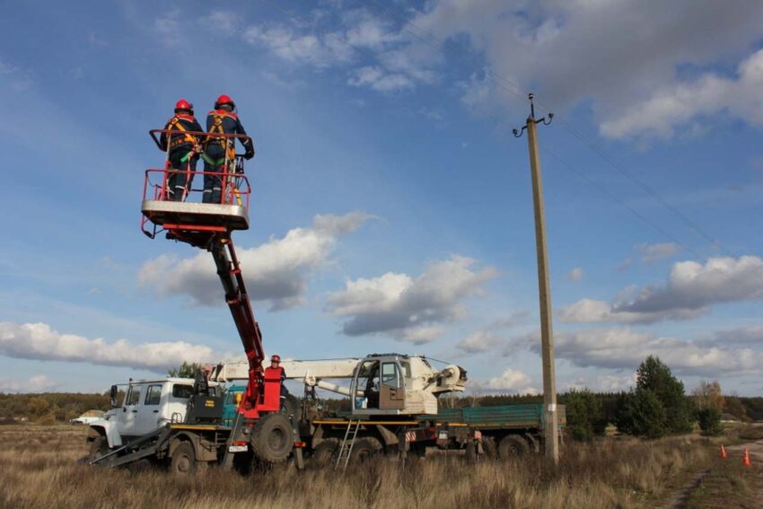 Электроснабжение, нарушенное грозовым фронтом, восстанавливают специалисты «Воронежэнерго»
