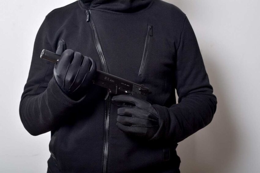 Пугавшего прохожих муляжом пистолета воронежца задержала полиция