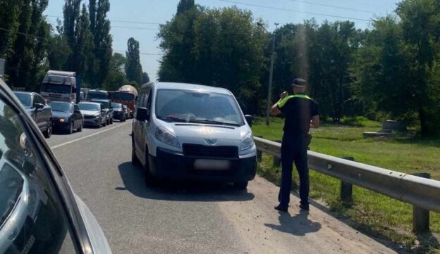 Не пожелавших стоять в пробке трёх автохамов в Воронеже  мгновенно настигла расплата
