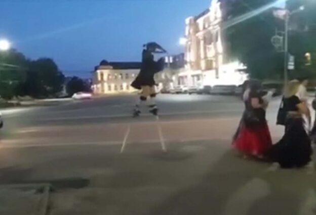 На видео на улицах Воронежа сняли необычную процессию с повозкой и ходулями