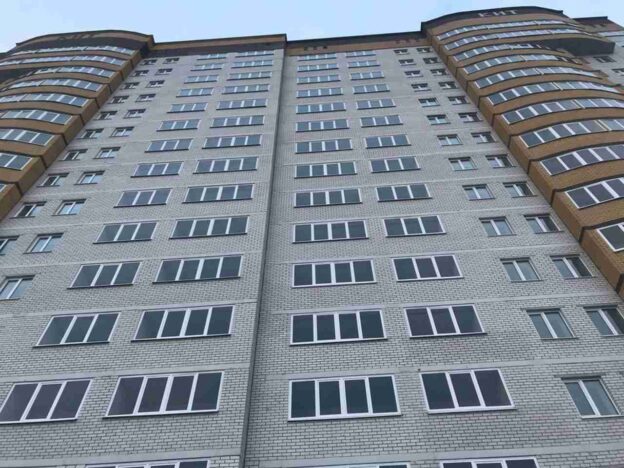 В Воронеже девушка попала в больницу после падения из окна 6 этажа