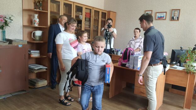 Сенатор Сергей Лукин ежегодно участвует в акции Собери ребенка в школу