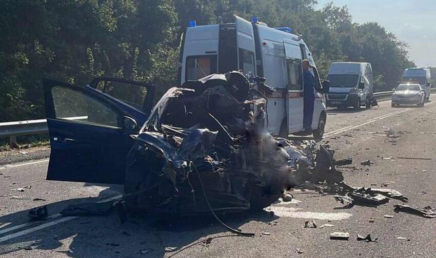 В расплющенной на воронежской трассе легковушке погибли два человека