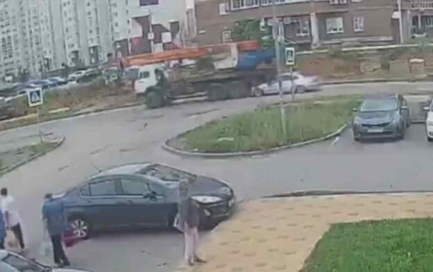 В Воронеже на видео попал наезд автокрана на «Мерседес» 