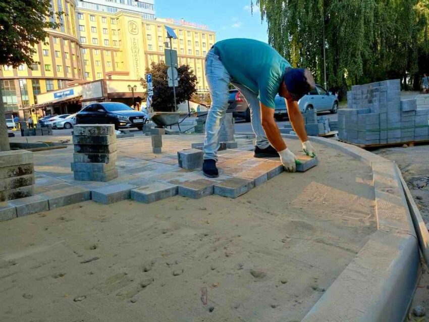 В Ленинском районе Воронежа ремонтируют магистральные пешеходные связи