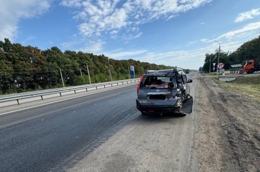 Автомобилист из Санкт-Петербурга на внедорожнике протаранил грузовик под Воронежем