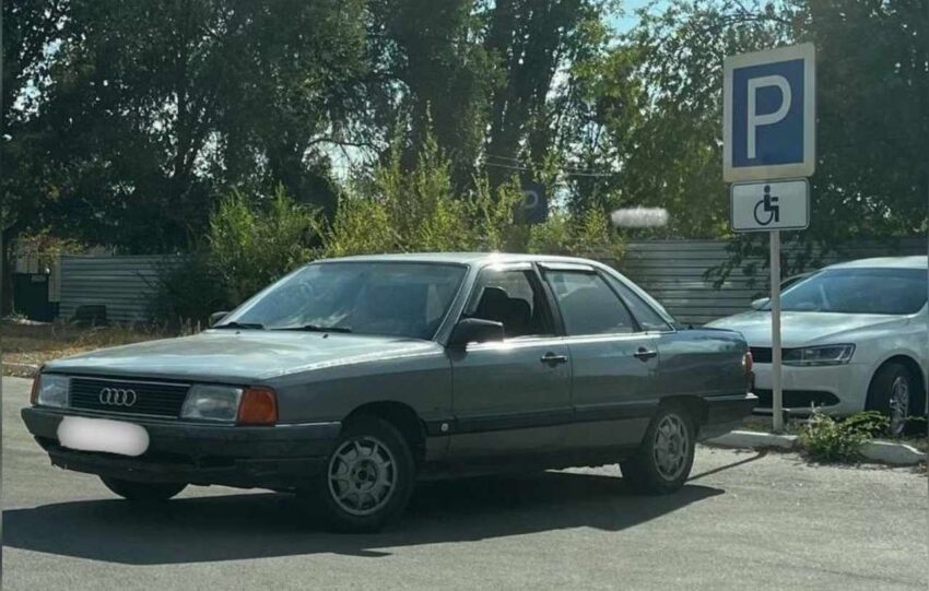 Из-за парковки на месте для инвалидов автомобиль Audi 100 эвакуировали  в Воронежской области