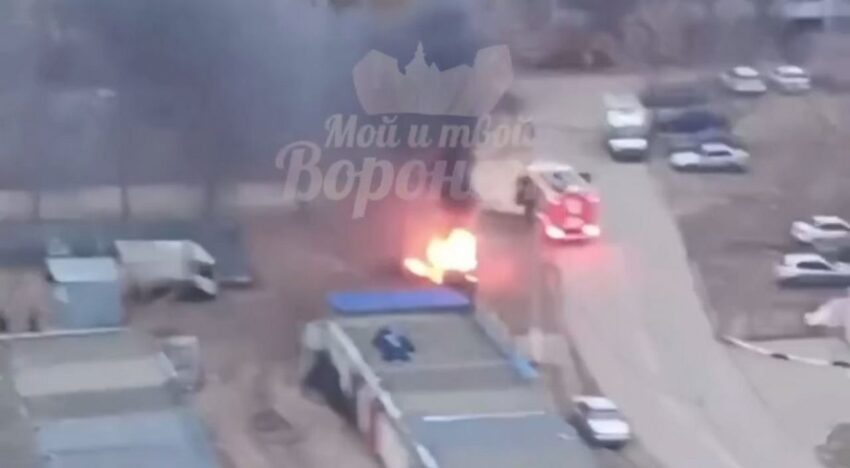 На улице Беговой в Воронеже сняли на видео объятый пламенем автомобиль