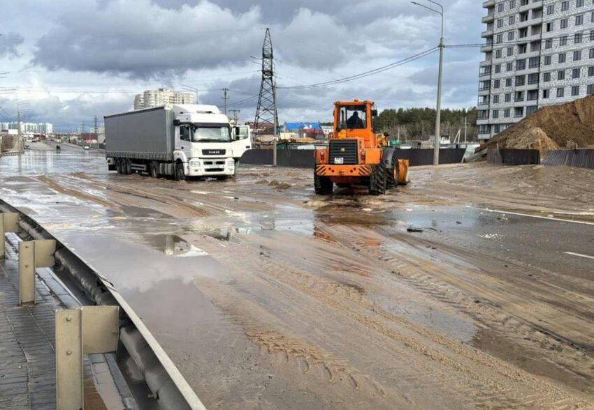 В Воронеже на месте прорыва воды образовалась огромная пробка