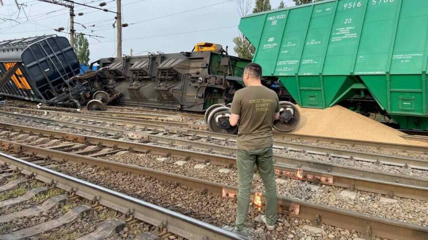 На фото показали сошедшие с путей вагоны грузового поезда в Воронежской области