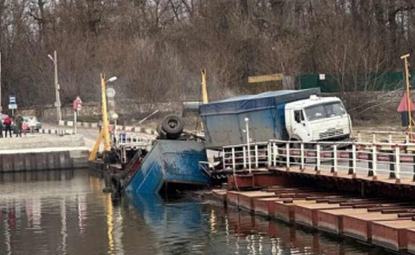 В реку Дон с понтонного моста упал КамАЗ в Воронежской области