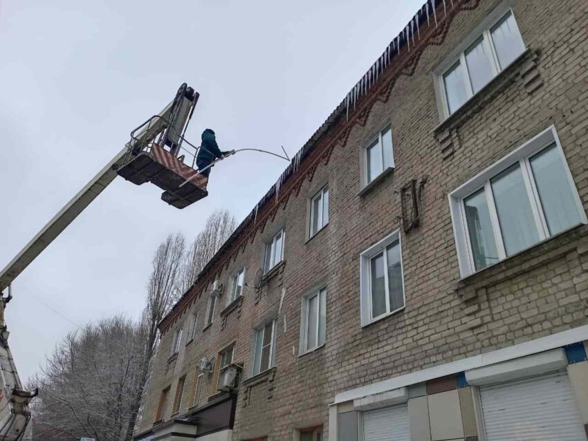 В Ленинском районе Воронежа активно проводят мероприятия по очистке крыш многоквартирных домов от снега и наледи