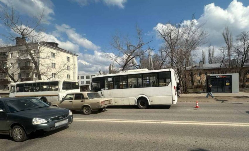 Три пассажирки получили травмы в ДТП двух маршруток на остановке в Воронеже