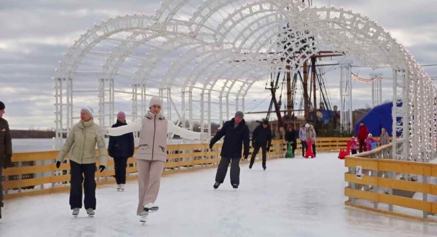 В Воронеже каток на Адмиралтейской площади завершает работу