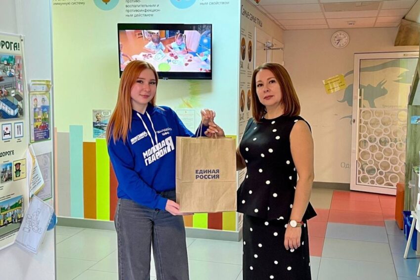 Активисты «Единой России» и «Молодой Гвардии» поздравили воспитателей с профессиональным праздником Жизнь партийная