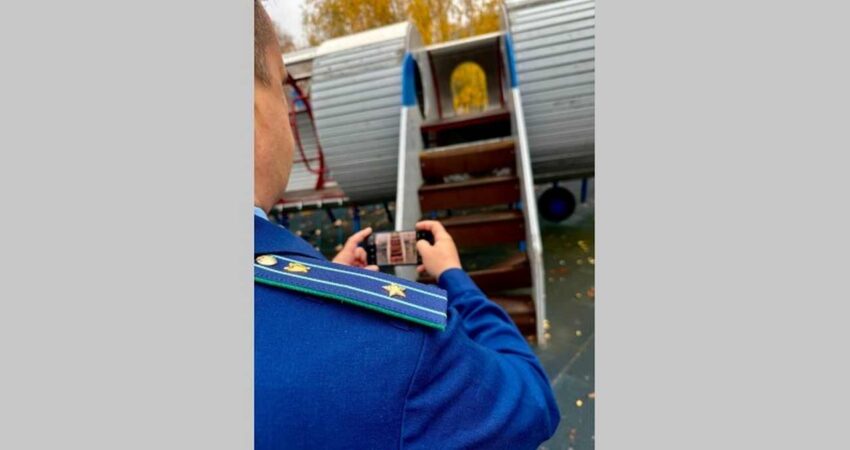 Нарушения эксплуатации детских площадок выявили воронежские прокуроры