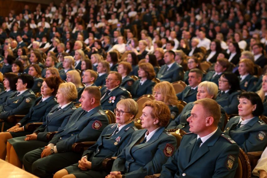 Воронежских налоговиков поздравили с 35-летним юбилеем ФНС