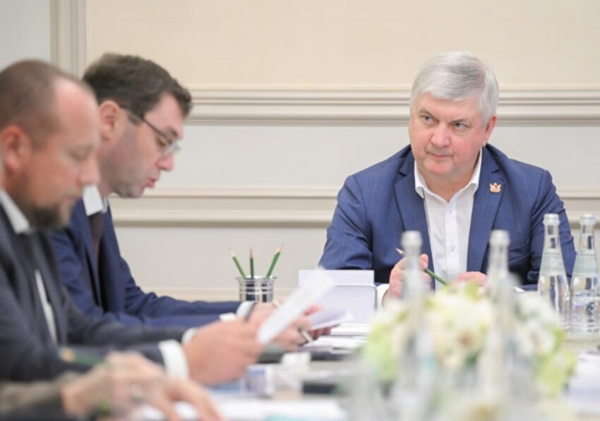 Глава Воронежа Сергей Петрин рассказал Губернатору о продолжающейся реформе городских комбинатов благоустройства
