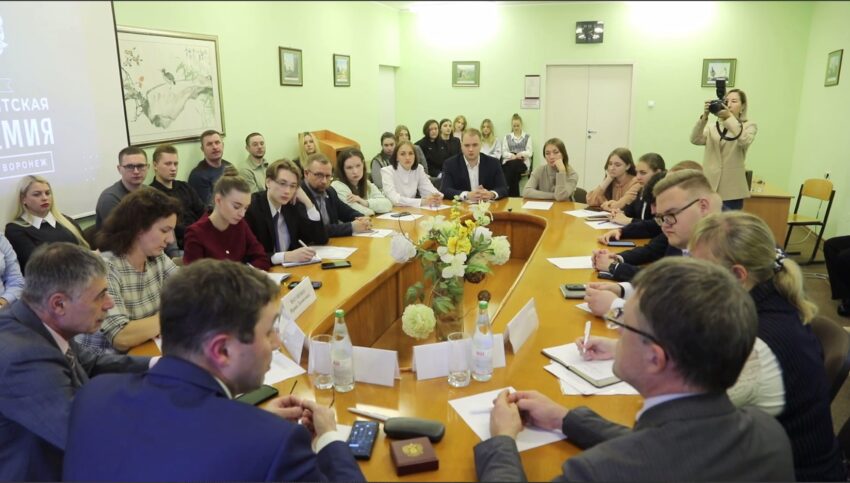Мэр Сергей Петрин провел встречу со студентами воронежского филиала Российской академии народного хозяйства и госслужбы при Президенте РФ