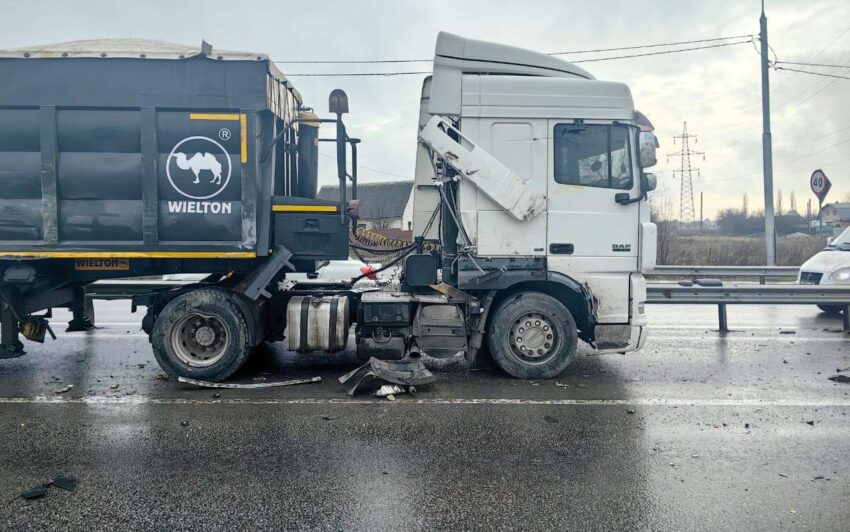 Жительница Воронежа пострадала в крупной аварии с участием грузовиков