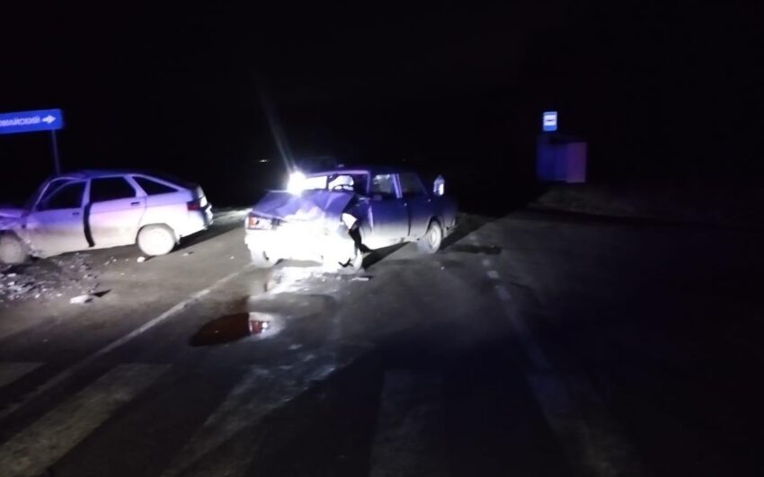 В ДТП двух ВАЗов на перекрестке в Воронежской области пострадали четыре человека Авто