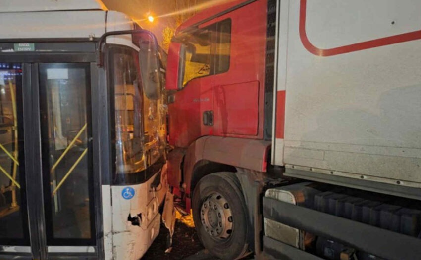 Массовая авария с автобусом, фурой и легковушками произошла в Воронеже