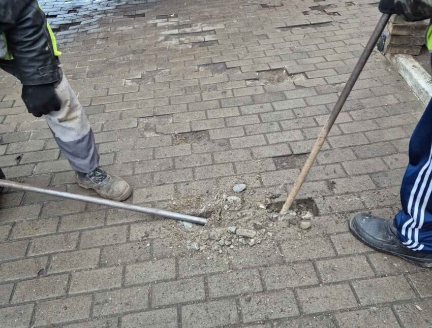 В Воронеже восстанавливают поврежденные тротуары