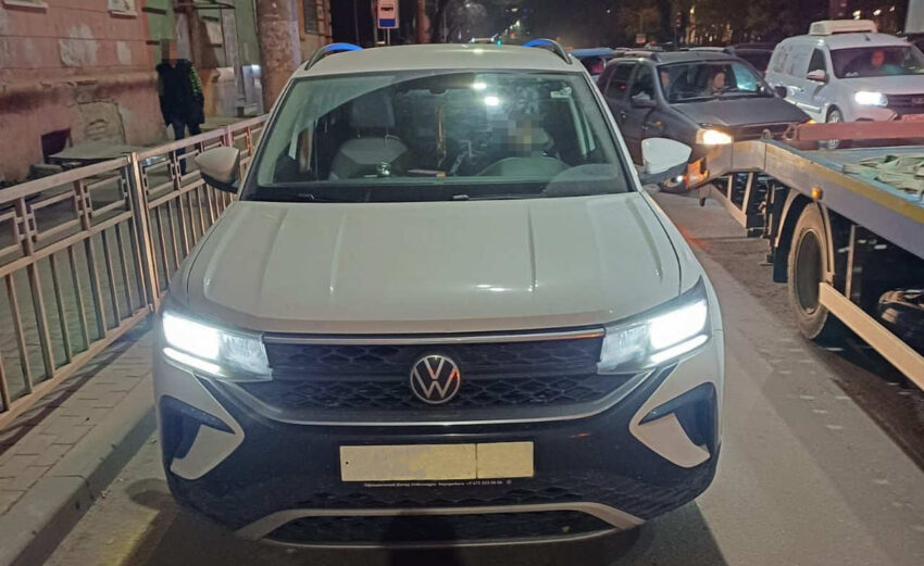 Жительница Воронежа на 7 часов заперлась в машине, чтобы не платить штраф за 200 нарушений