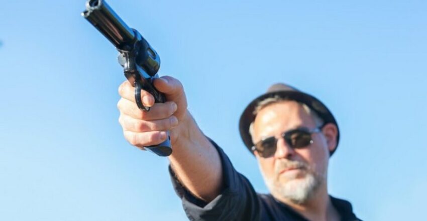 Из-за конфликта на парковке воронежец выстрелил в автомобилиста возле магазина