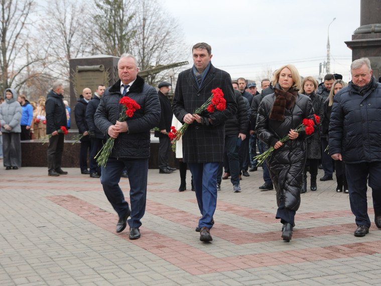 Глава Воронежа Сергей Петрин возложил цветы в память о Героях Отечества Официально