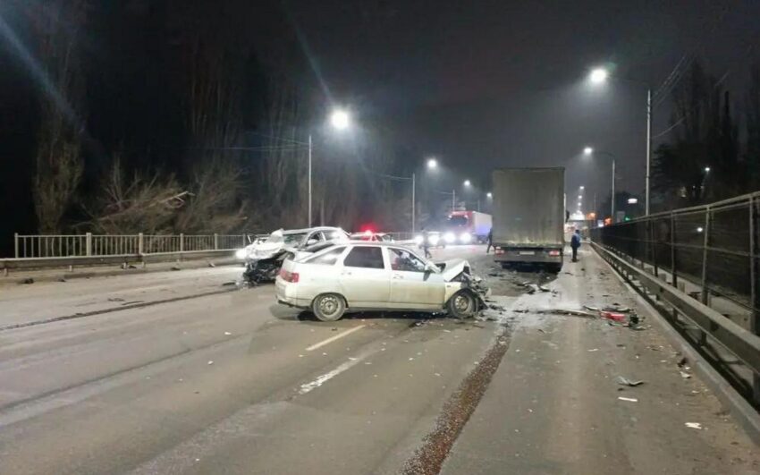 В страшном ДТП в Воронеже один человек погиб и четверо пострадали Авто