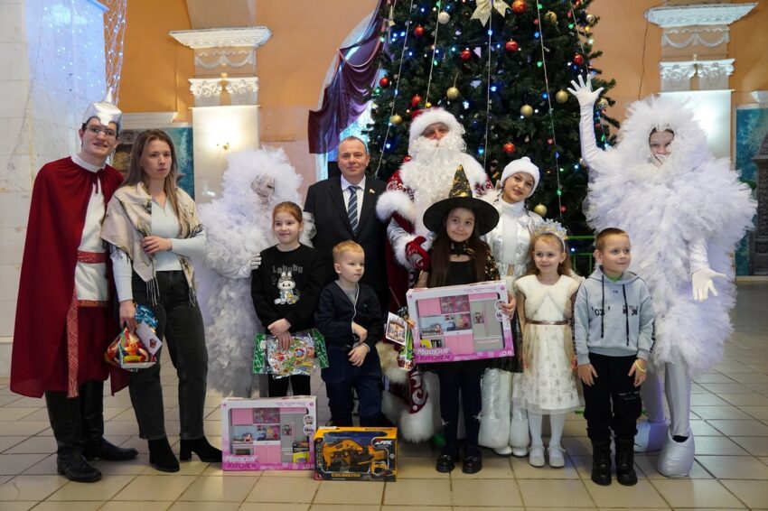 Кирилл Левит поздравил с новогодними праздниками ребят из Острогожского района Жизнь партийная