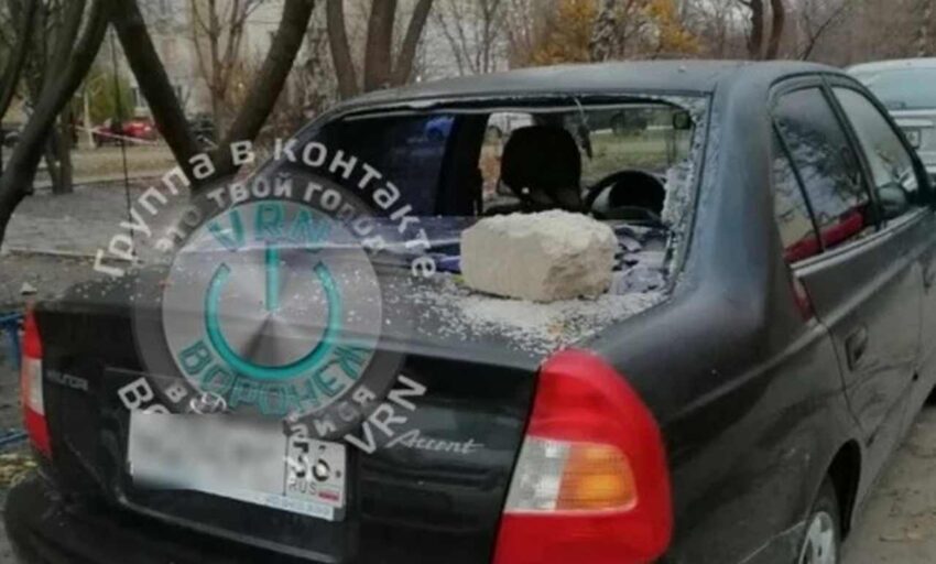 Часть фасада здания рухнула на машину в Воронеже Авто