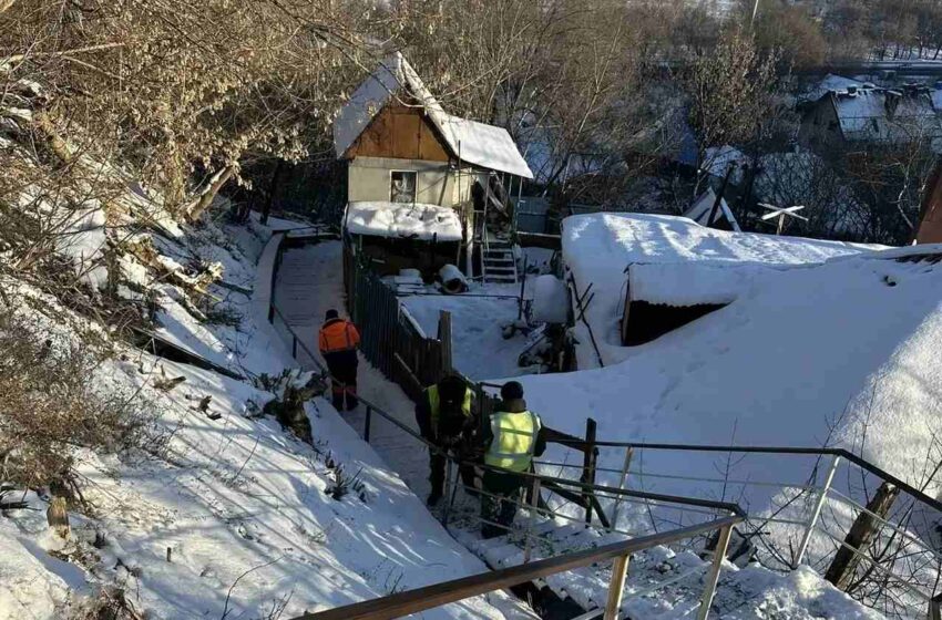 В Воронеже очищают нагорные лестницы ЖКХ