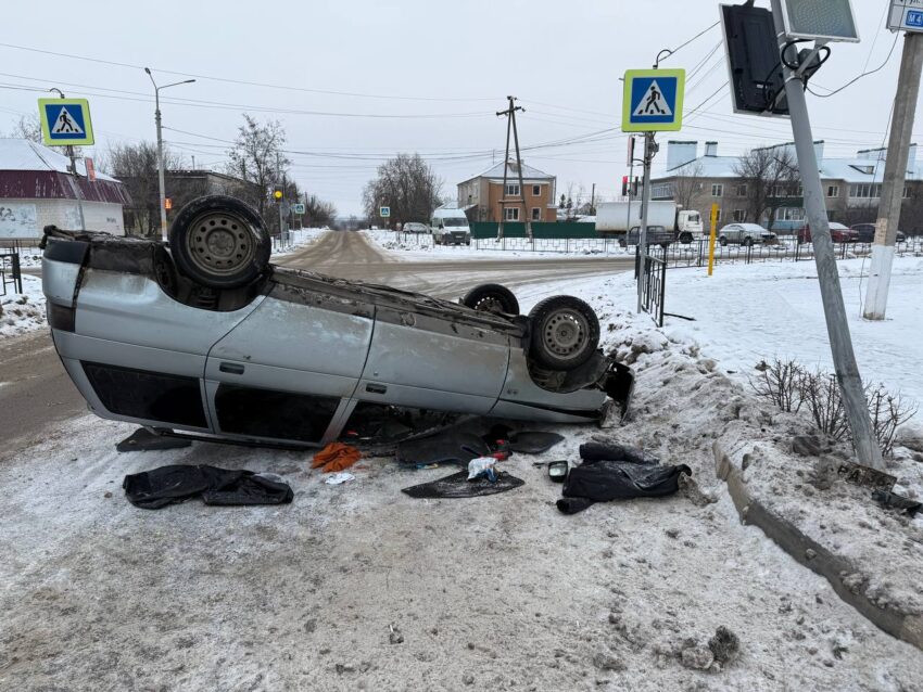 В Воронежском райцентре пьяный водитель врезался в светофор и перевернулся Авто