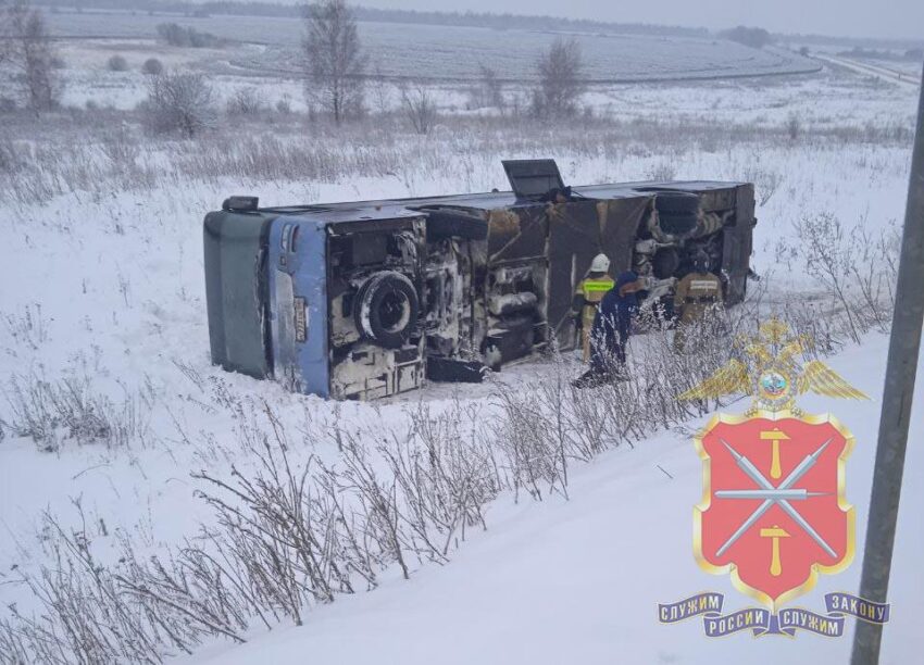 Туристический автобус опрокинулся в Тульской области Авто