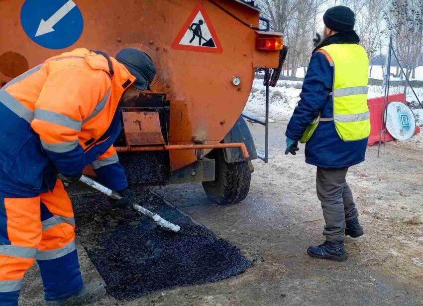 В Воронеже устраняют дефекты на дорогах Транспорт