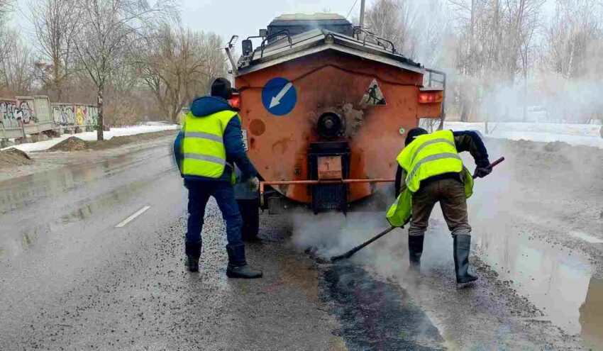В Воронеже в условиях непогоды проводятся локальные ремонты дорожных покрытий Транспорт