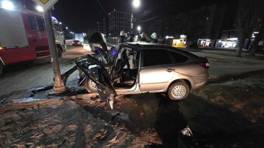 В Воронеже погиб 26-летний водитель во врезавшейся в столб легковушке Авто