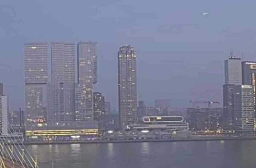 Крупный метеорит размером от одного до нескольких метров разрушился и выпал над Европой В мире