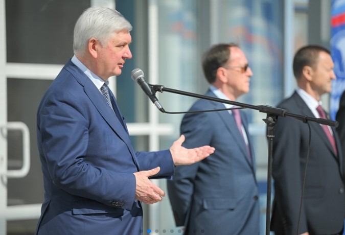 Глава Воронежской области Александр Гусев побывал на торжественном открытии нового спорткомплекса с бассейном в микрорайоне Шилово Официально