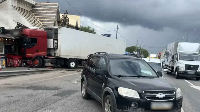 Фура въхала в киоск под Воронежем: пострадала продавщица Авто
